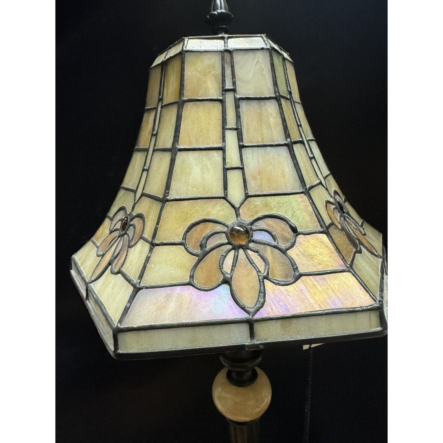 Vintage 31” Tiffany Style Lamp Lamp By Quoizel